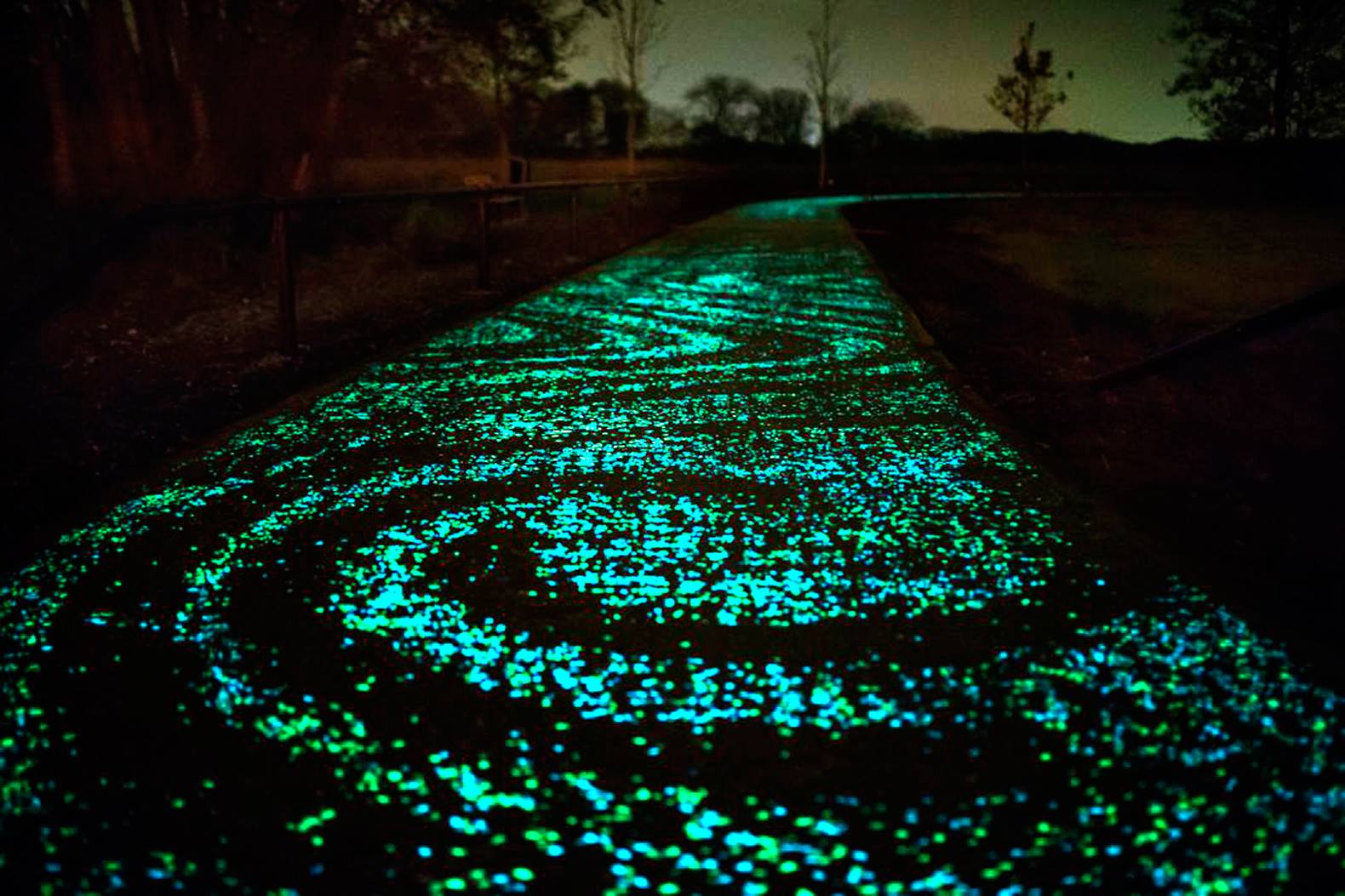 Create your own Glow in the Dark Driveway. With our Electricity-Free Glow in the dark products you can create your own photo-luminescent Glow in the Dark pathways, Glow in the Dark driveways, Glow in the Dark patios, Glow in the Dark Stones, Glow in the Dark House Numbers. Eco-Friendly Premium Grade Glow In The Dark Products. Reduce light pollution. #ItGlows #core glow